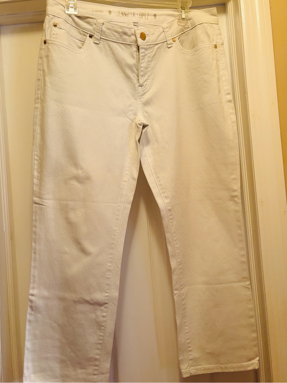 Gently used, JENNIFER LOPEZ White Denim Capri Pants Straight Leg White 👖🤍